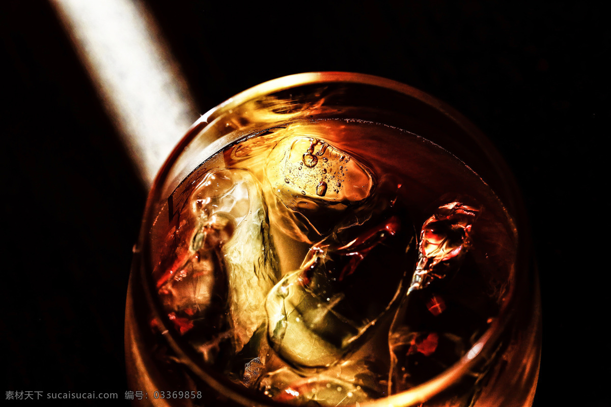 杯子 里 冰块 洋酒 威士忌 酒杯 酒类 酒类图片 餐饮美食