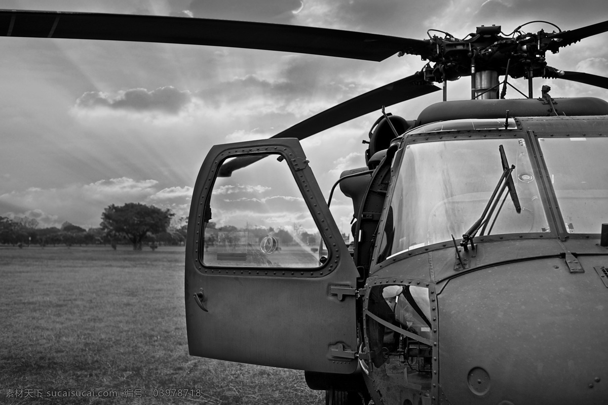 草地 上 直升机 飞机 交通工具 直升飞机 飞机图片 现代科技