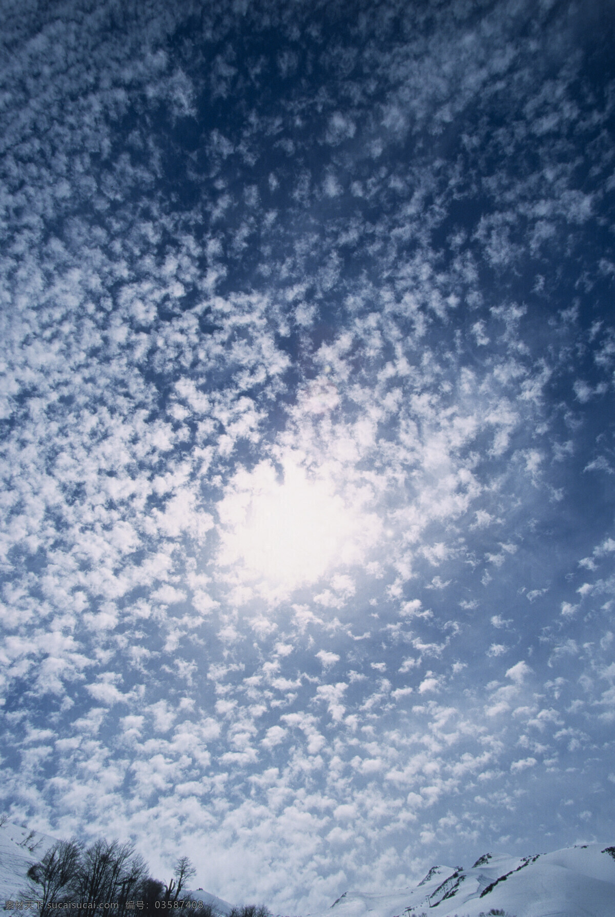 阳光 透过 云层 照射 雪山 白昼 天空 蓝天白云 sky 云团 遮挡 遮挡阳光 白雪 风景 白雪皑皑 高清图片 山水风景 风景图片