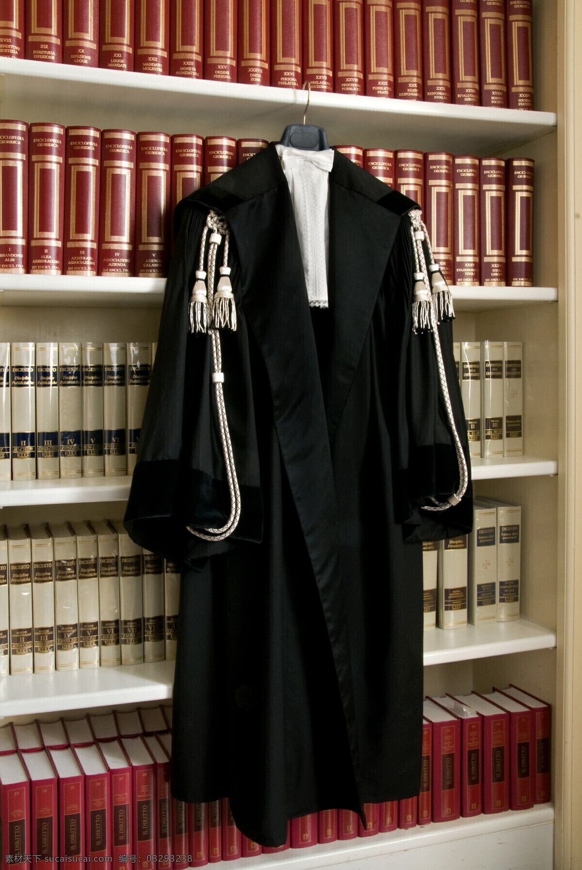 法官 衣服 书 服装 职业装 法律书 其他类别 生活百科 黑色