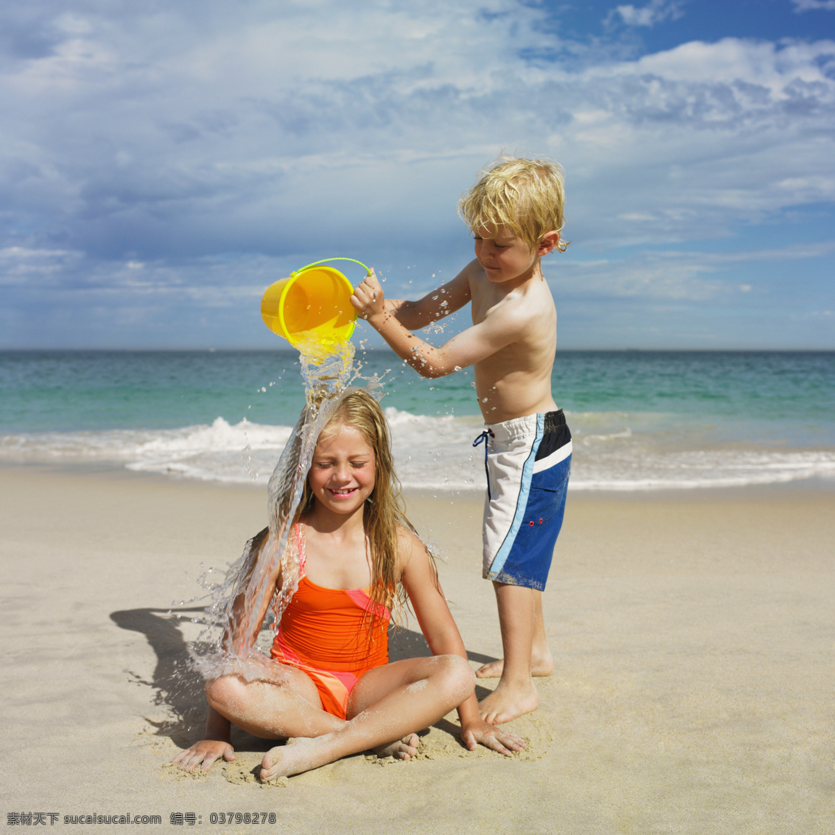 海滩 沙滩 浇水 小 姐弟 白云 儿童 儿童幼儿 孩子 海洋 蓝天 滩 洗头 小女孩 小男孩 小学生主题 人物图库