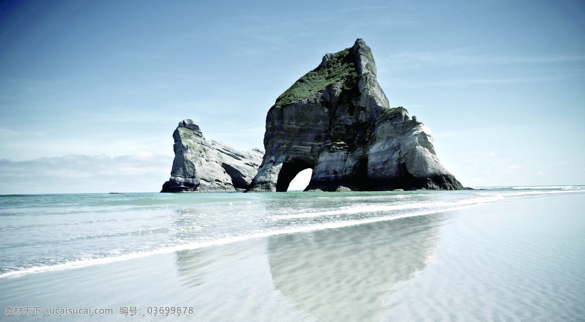 海中岩石 海边 矗立 水中 岩石 淡蓝的天空 山水风景 自然景观