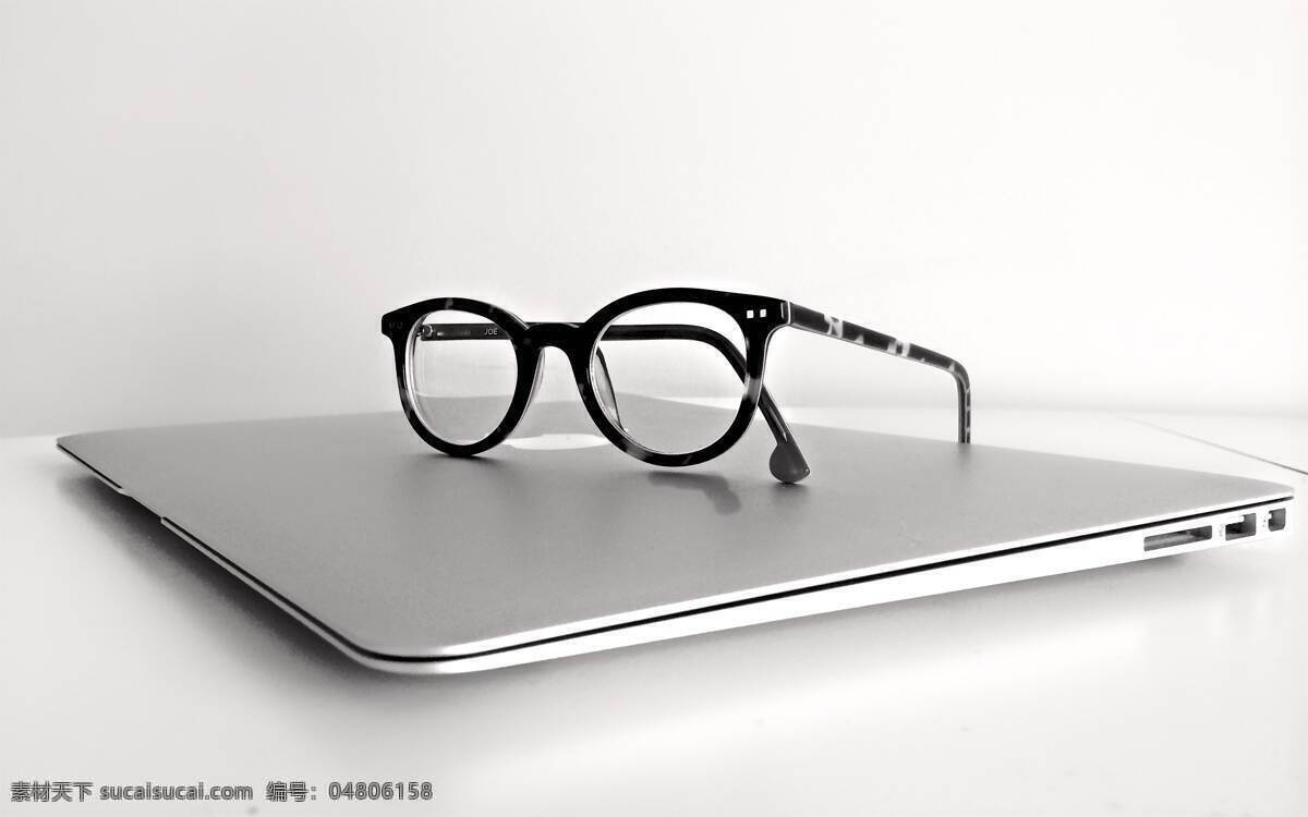 笔记本 电脑 上 面的 眼镜 苹果电脑 macbook 桌面 桌子 白底 生活百科 数码家电