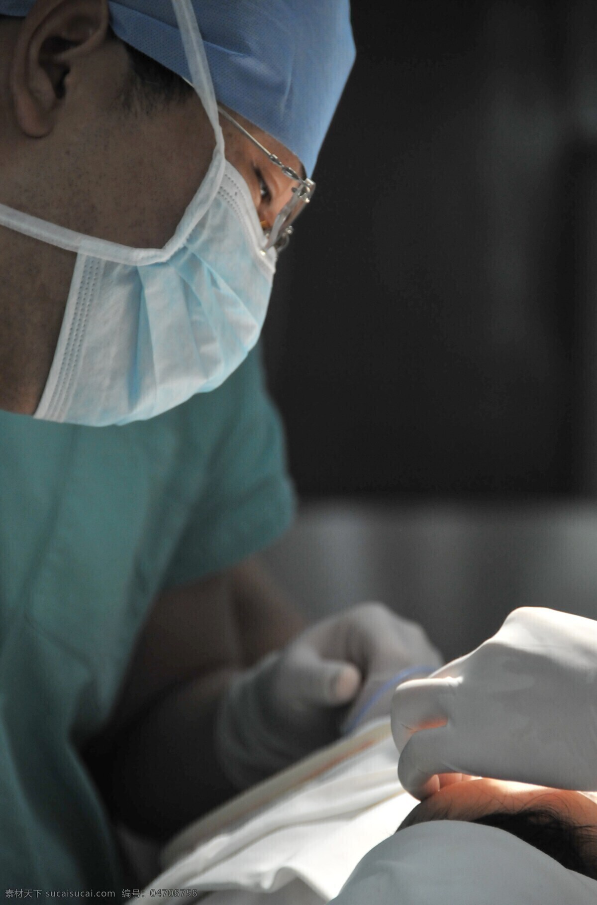 外科医生侧面 手术材料 无菌操作 手术工作 手术物品 手术医生 橡胶手套 无菌手套 医疗护理 现代科技