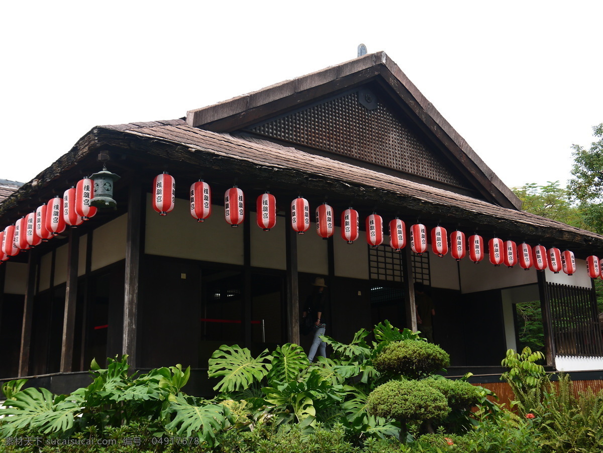 日本灯笼房子 日本风格 房子 日本灯笼 三角屋顶 绿树 国外旅游 旅游摄影
