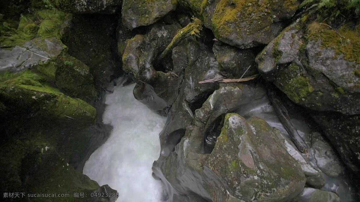 水冲过岩石 自然 水 白色 瀑布 河 漩涡 在户外 粗糙的 迅速的 流动 岩石 旋转