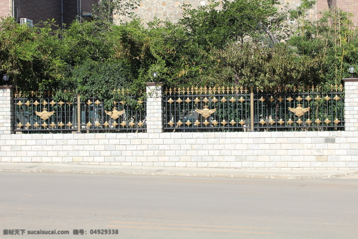 铁艺护栏 铁艺 金属 黑色 黄色 植物 树木 欧式 砖墙 护栏 文化艺术 传统文化