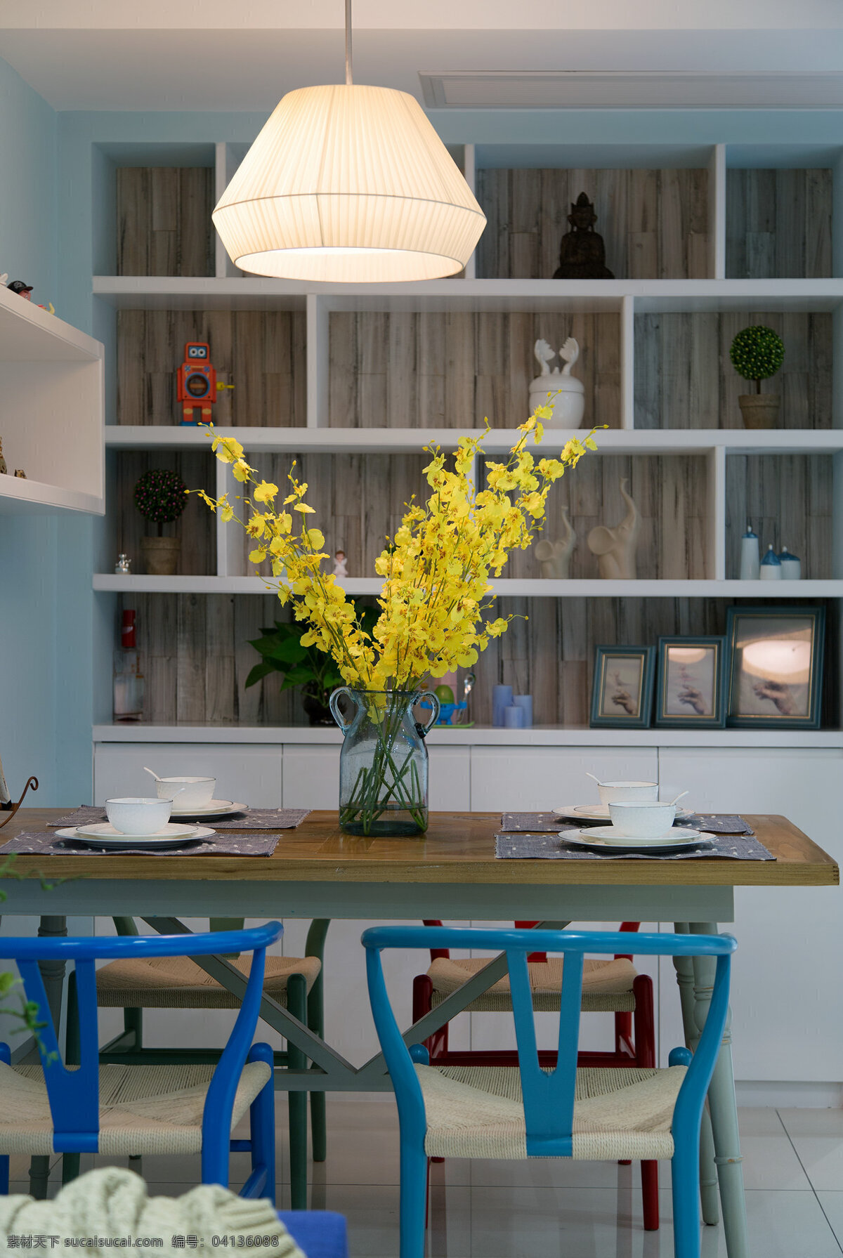 现代 时尚 浅蓝色 背景 墙 室内装修 效果图 客厅装修 蓝色展示架 木制餐桌