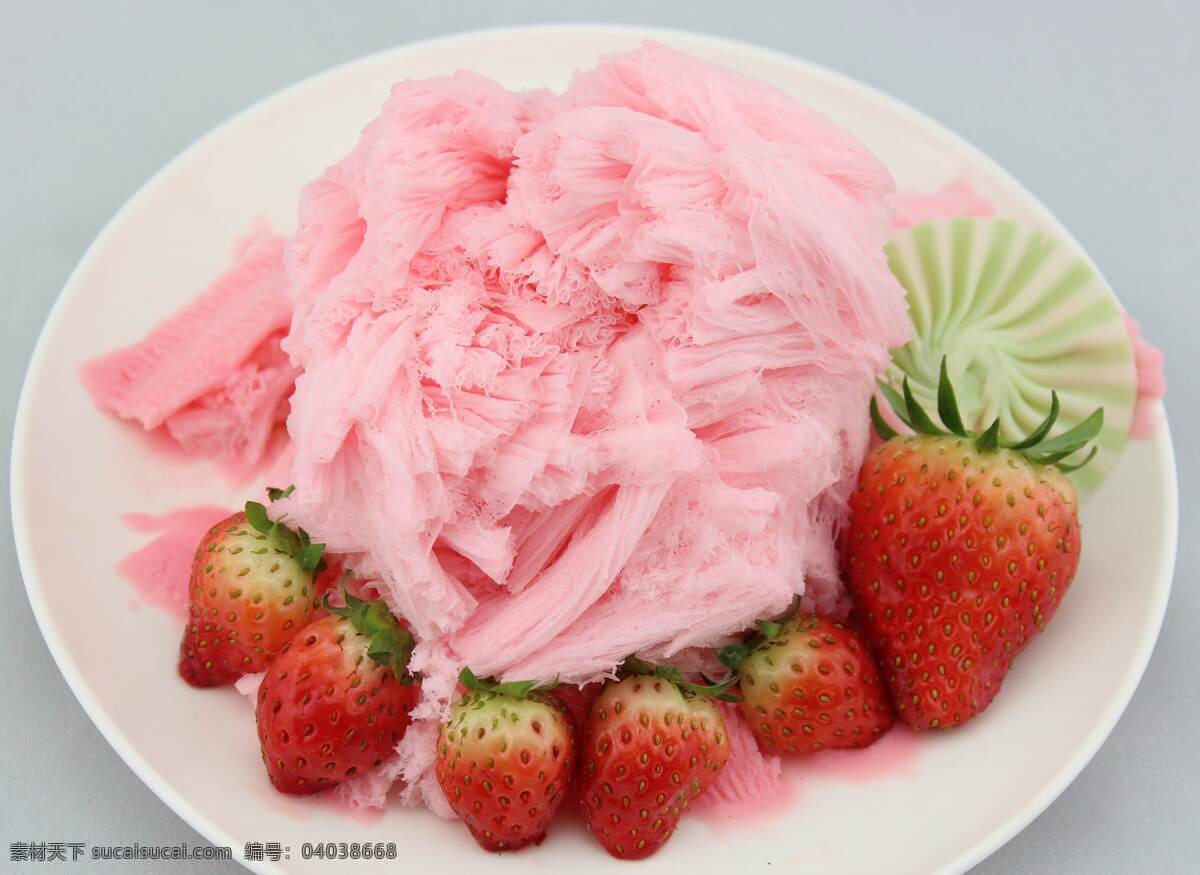 草莓刨冰 刨冰 玻璃杯 特色美食 草莓炒冰 餐饮美食 西餐美食