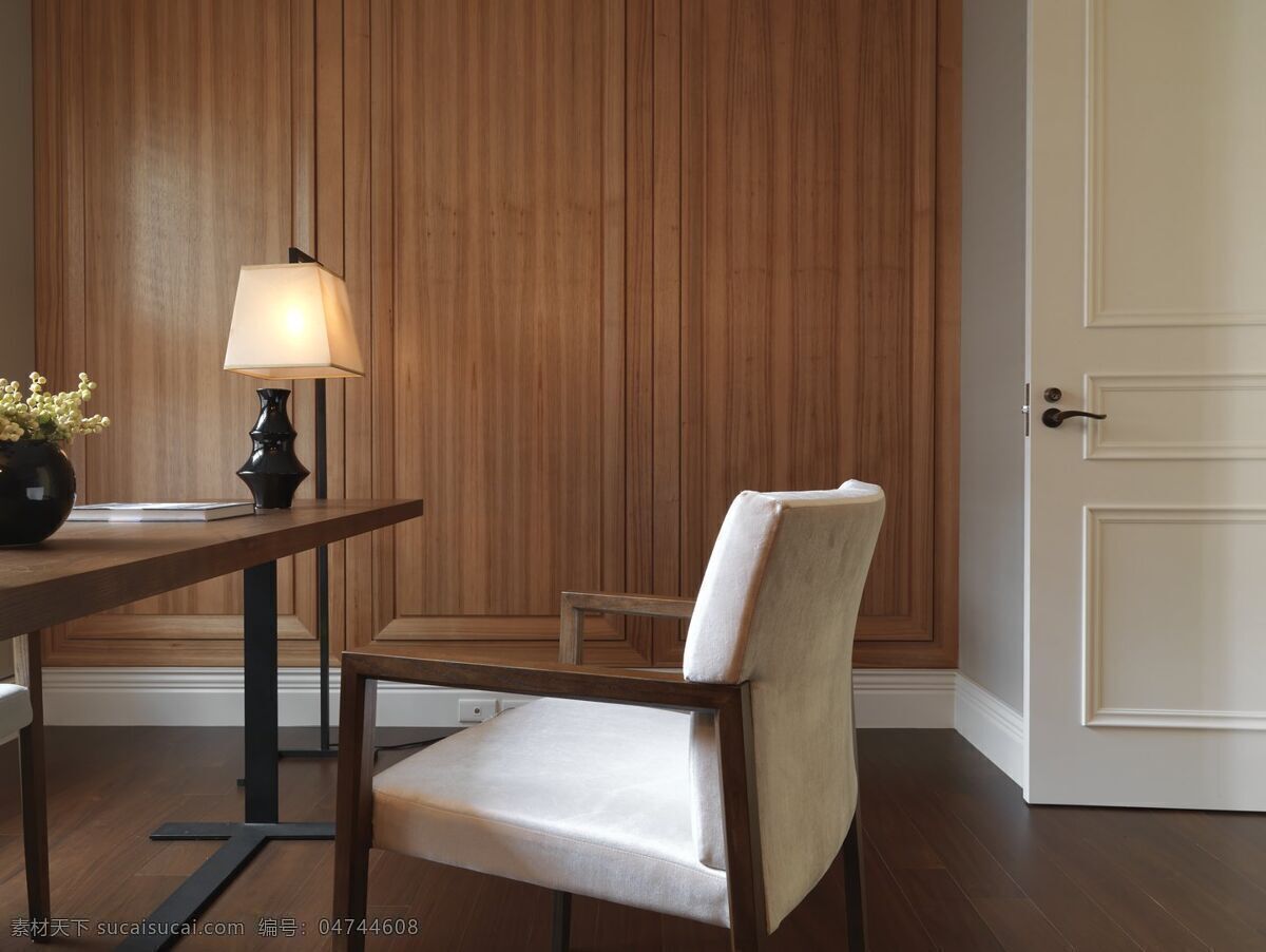 简约 书房 木质 墙壁 装修 效果图 白色墙壁 灰色地板砖 台灯 椅子 桌椅