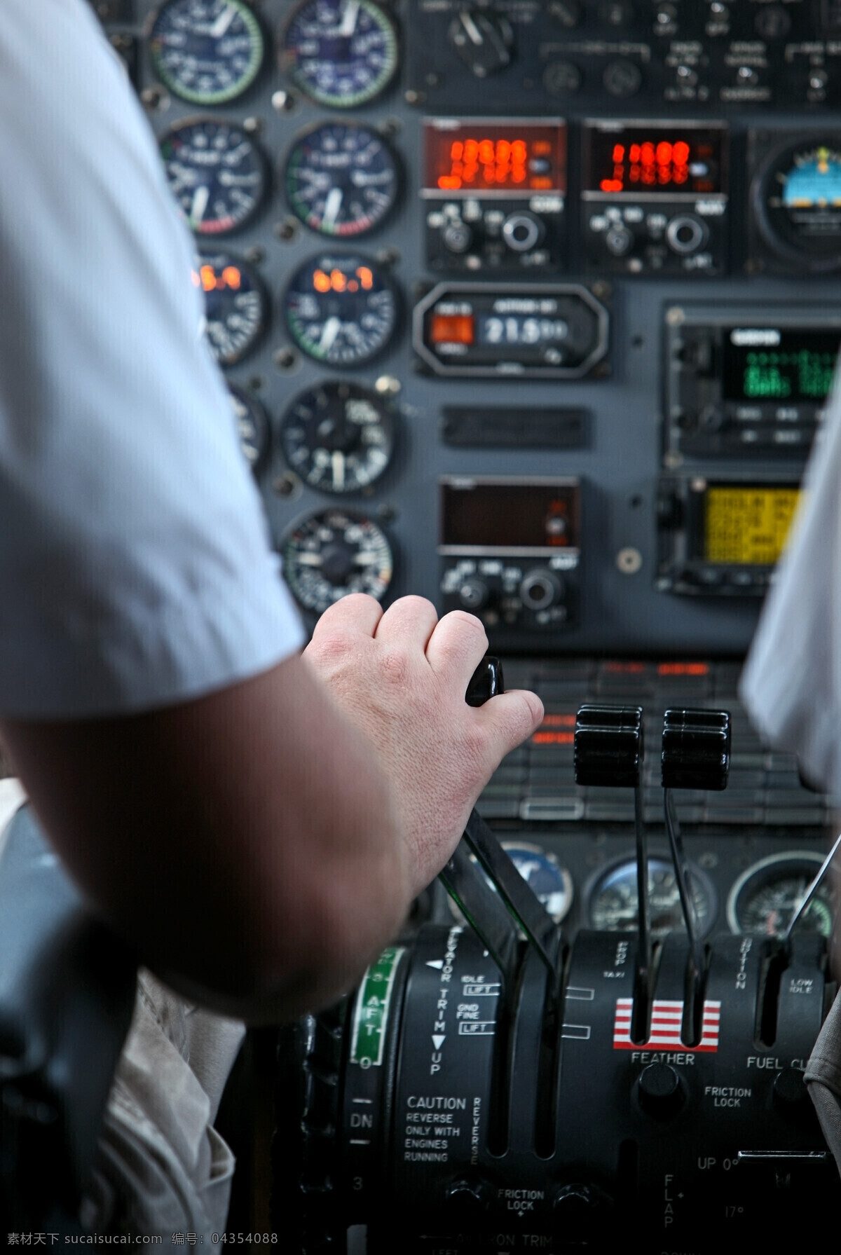 驾驶 飞机 飞机驾驶室 机长室 飞行员 飞机驾驶员 飞机图片 现代科技