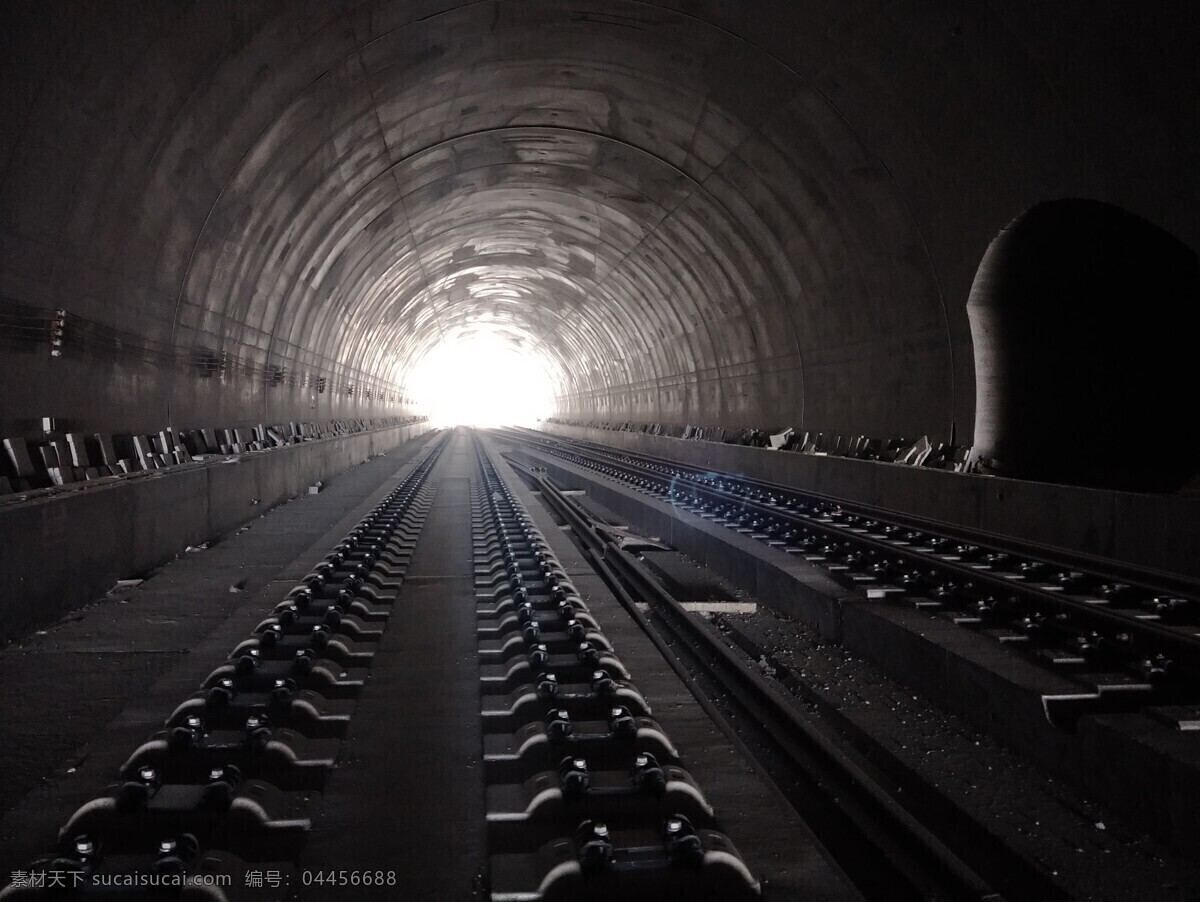 黑漆漆 隧道 里 洞口 强光 山洞 高铁建筑 铁路 铁轨 暗与亮 透视 建筑园林 建筑摄影