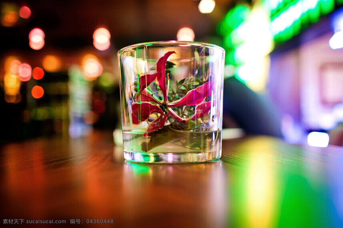 桌子 上 玻璃杯 杯子 杯子摄影 灯光 背景 夜景 酒类图片 餐饮美食