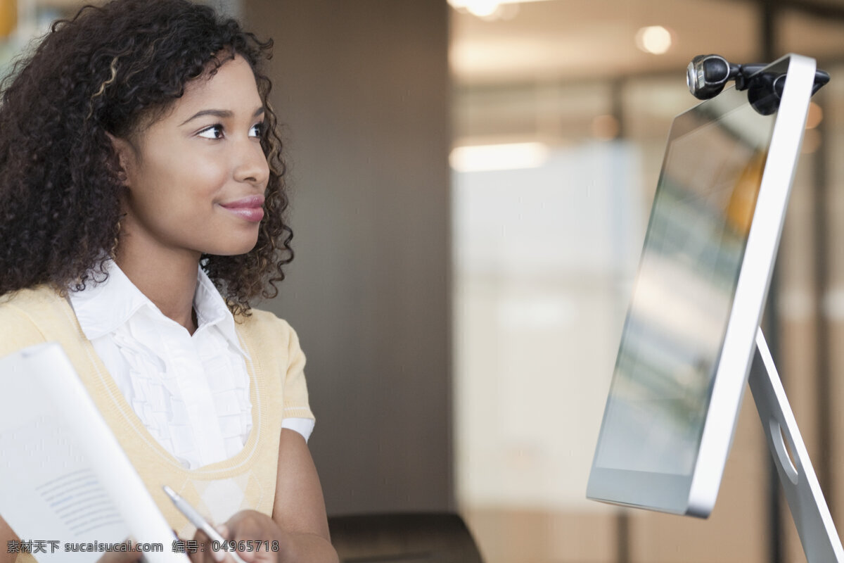 非洲 卷发 商务 女士 女人 美女 非洲女人 黑人 商务女士 看 注视 电脑 摄像头 手势 拿着 笔 文件 工作 沟通 网络 信息 流通 发型设计 高清图片 商务人士 人物图片