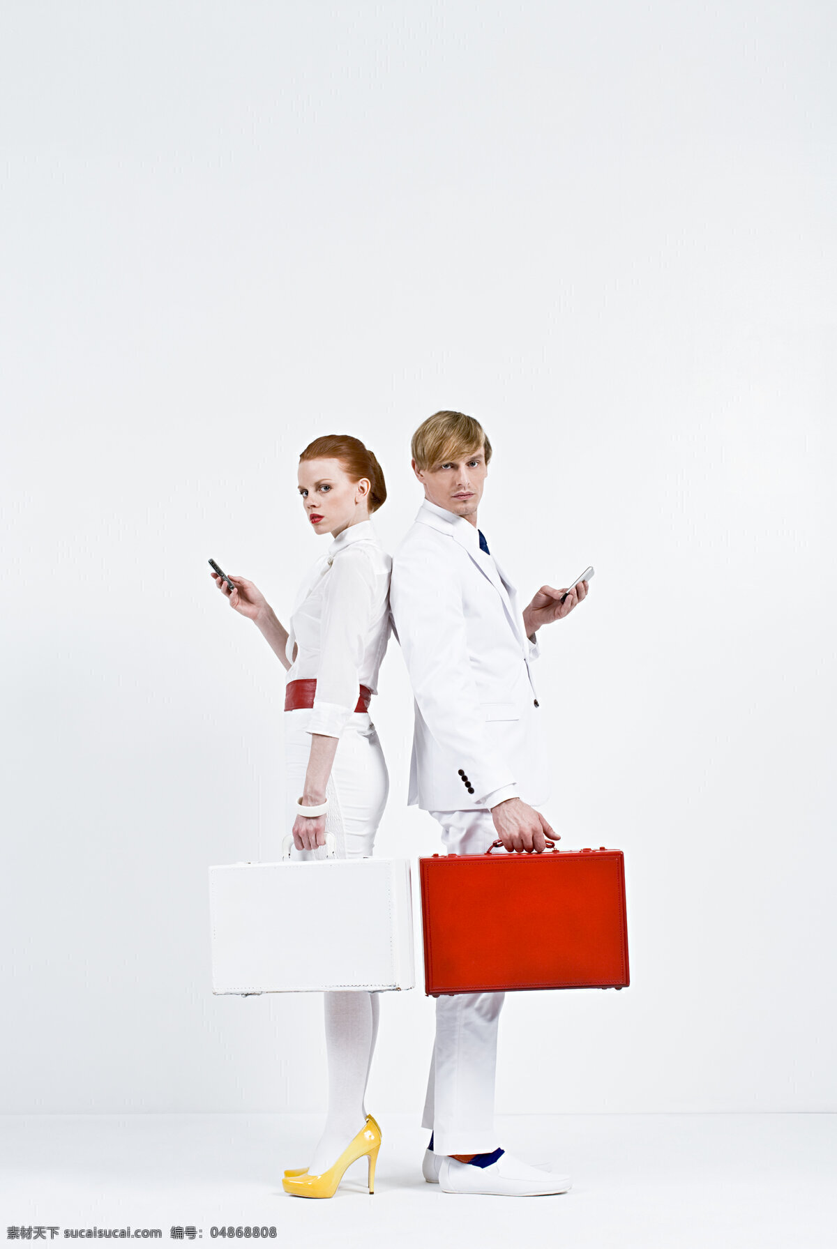 提 着手 提箱 男女 人物 时尚人物 时尚女性 白色正装 时尚男性 提着 箱子 手提箱 手机 背靠背 生活人物 人物图片