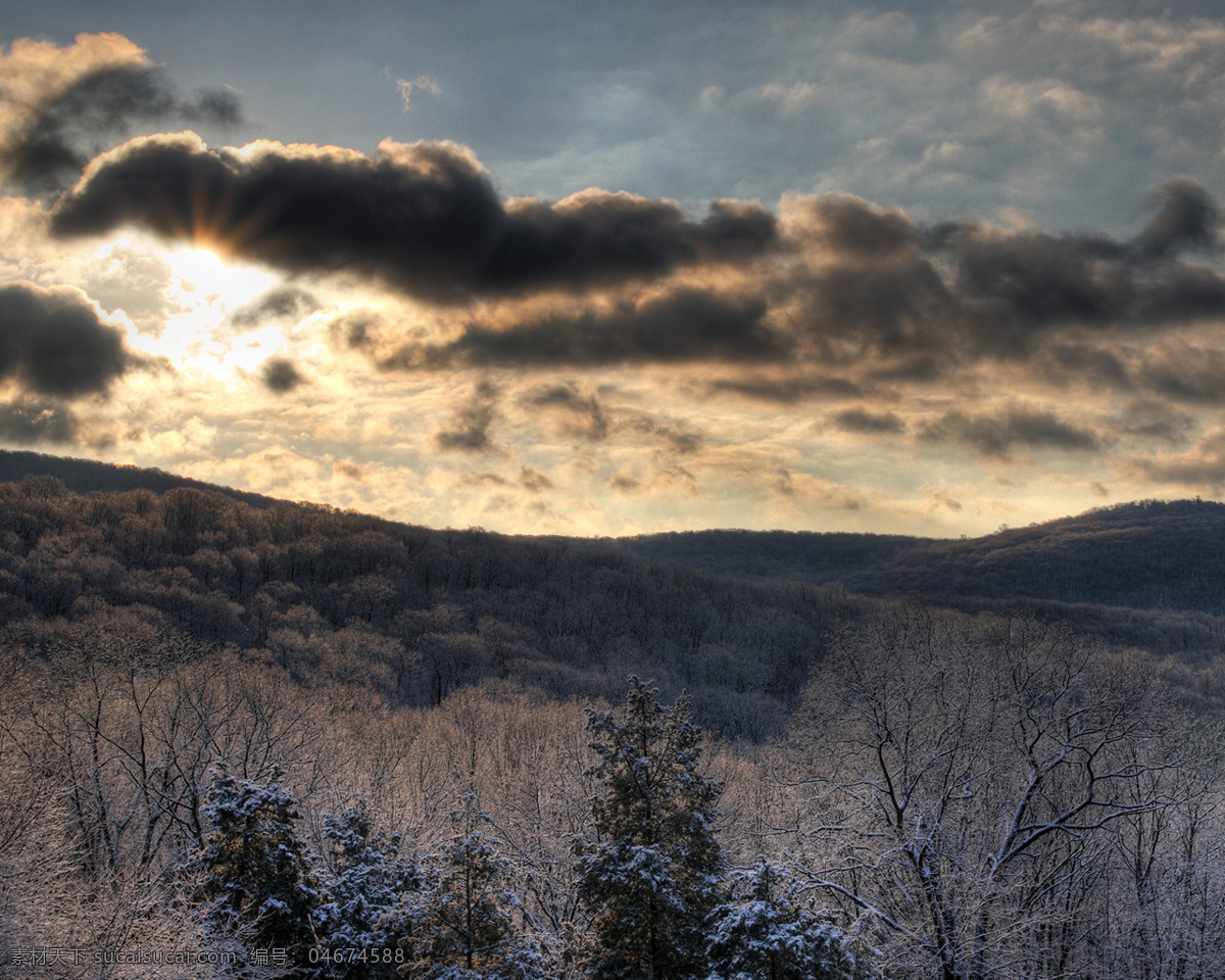 天空 日出 太阳 乌云 密布 森林 树木 积雪 旅游摄影 自然风景 摄影图库