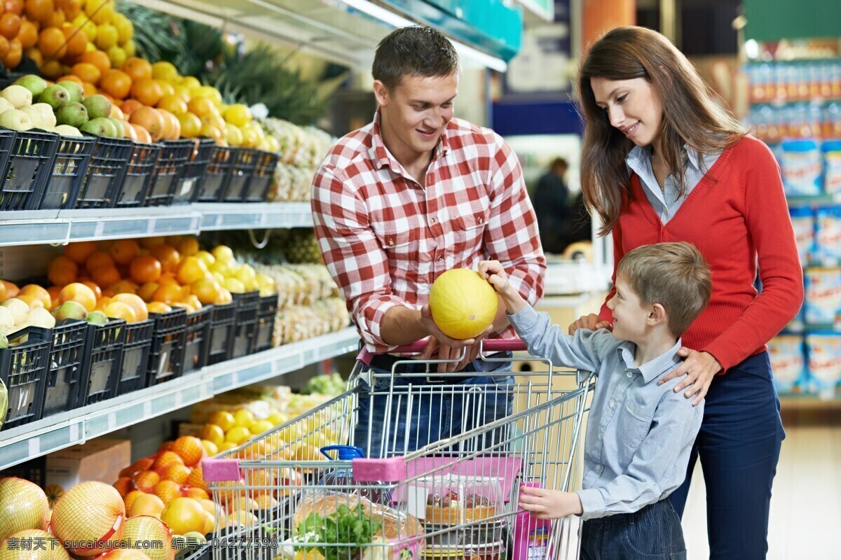 买 水果 一家人 超市 购物车 家庭 生活人物 外国人物 人物图片
