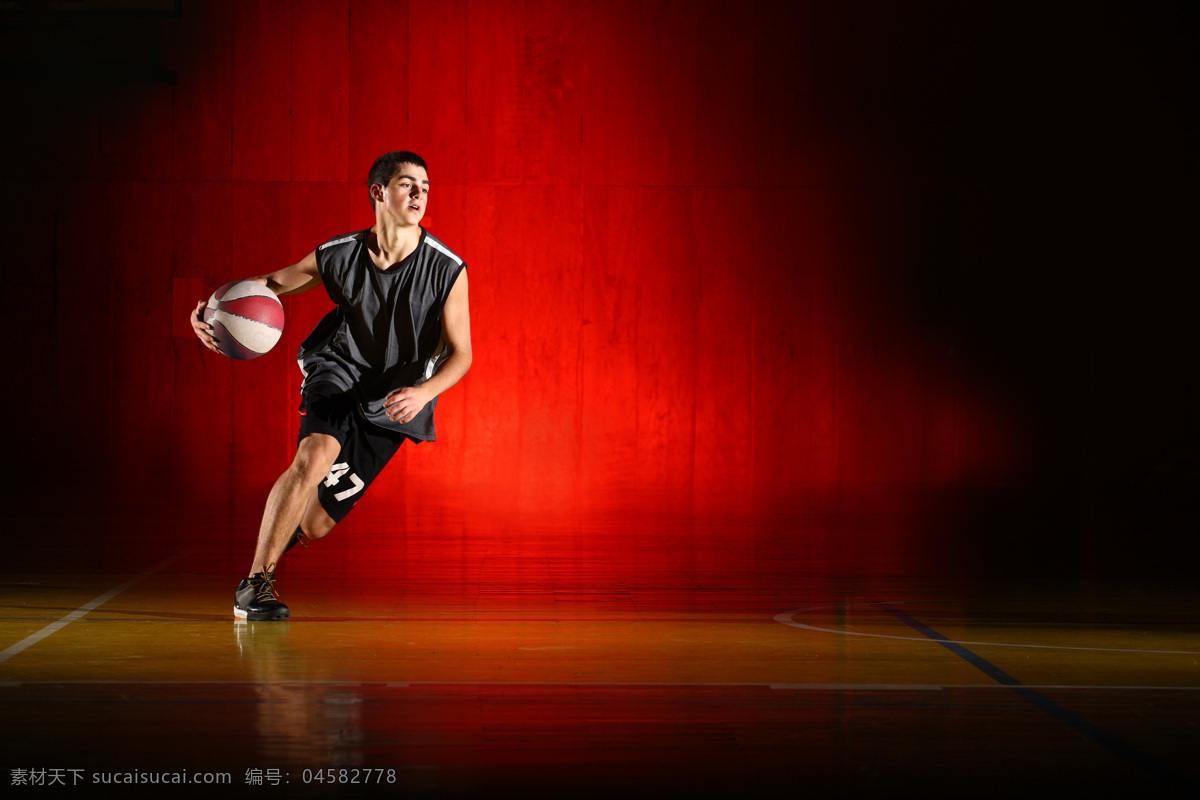 抱 篮球 奔跑 运动员 健身器材 健身人物 外国人物 体育项目 体育比赛 体育运动 生活百科