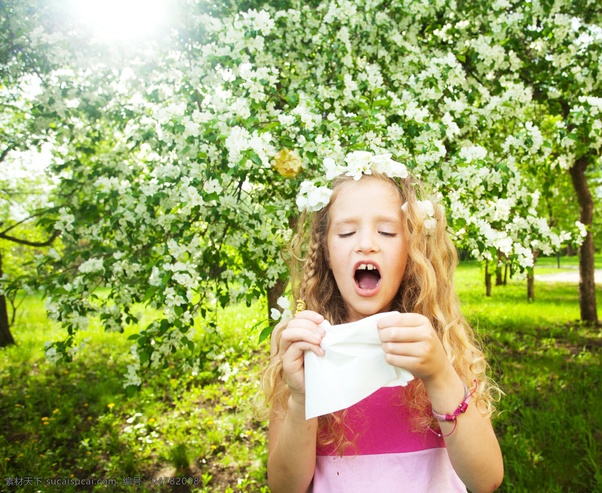 野外 纸巾 女孩 花朵 大树 草地 儿童 人物 生活人物 国外人物 人物图片