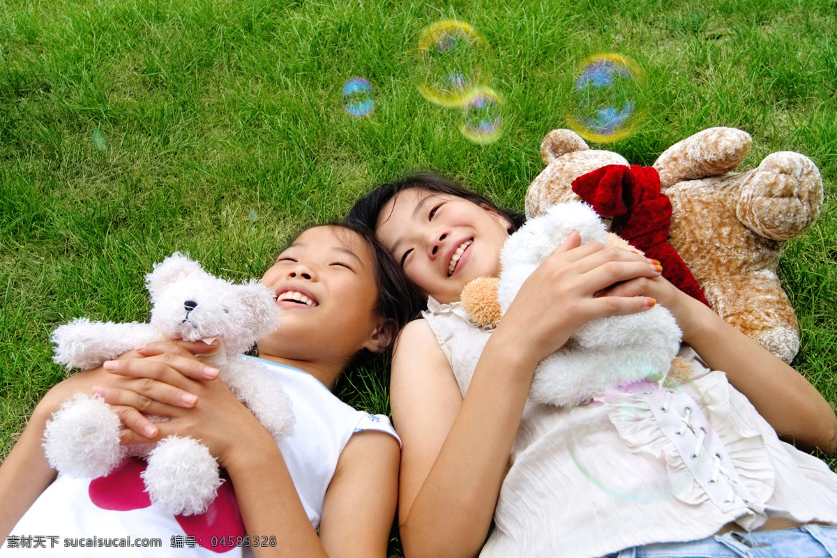 草地 儿童幼儿 欢乐 欢乐童年 人物图库 摄影图库 童年 玩具 抱 姐 俩 小女孩 psd源文件