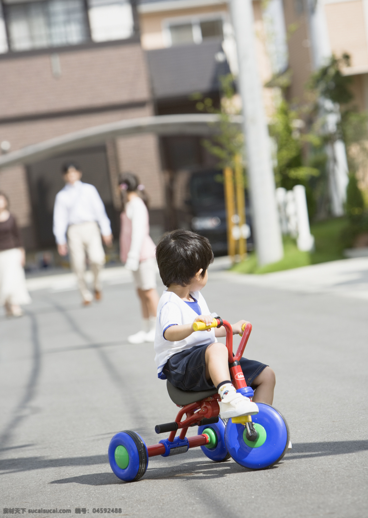 骑 童车 小 男孩 快乐家庭 城郊家庭 温馨一家 幸福家庭 可爱 儿童 小男孩 骑车 自行车 摄影图 高清图片 生活人物 人物图片