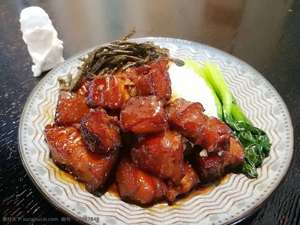 红烧肉盖浇饭 红烧肉 盖浇饭 红烧肉饭 青菜 猪肉 干煸豆角 豆角 米饭 美食 餐饮美食 传统美食