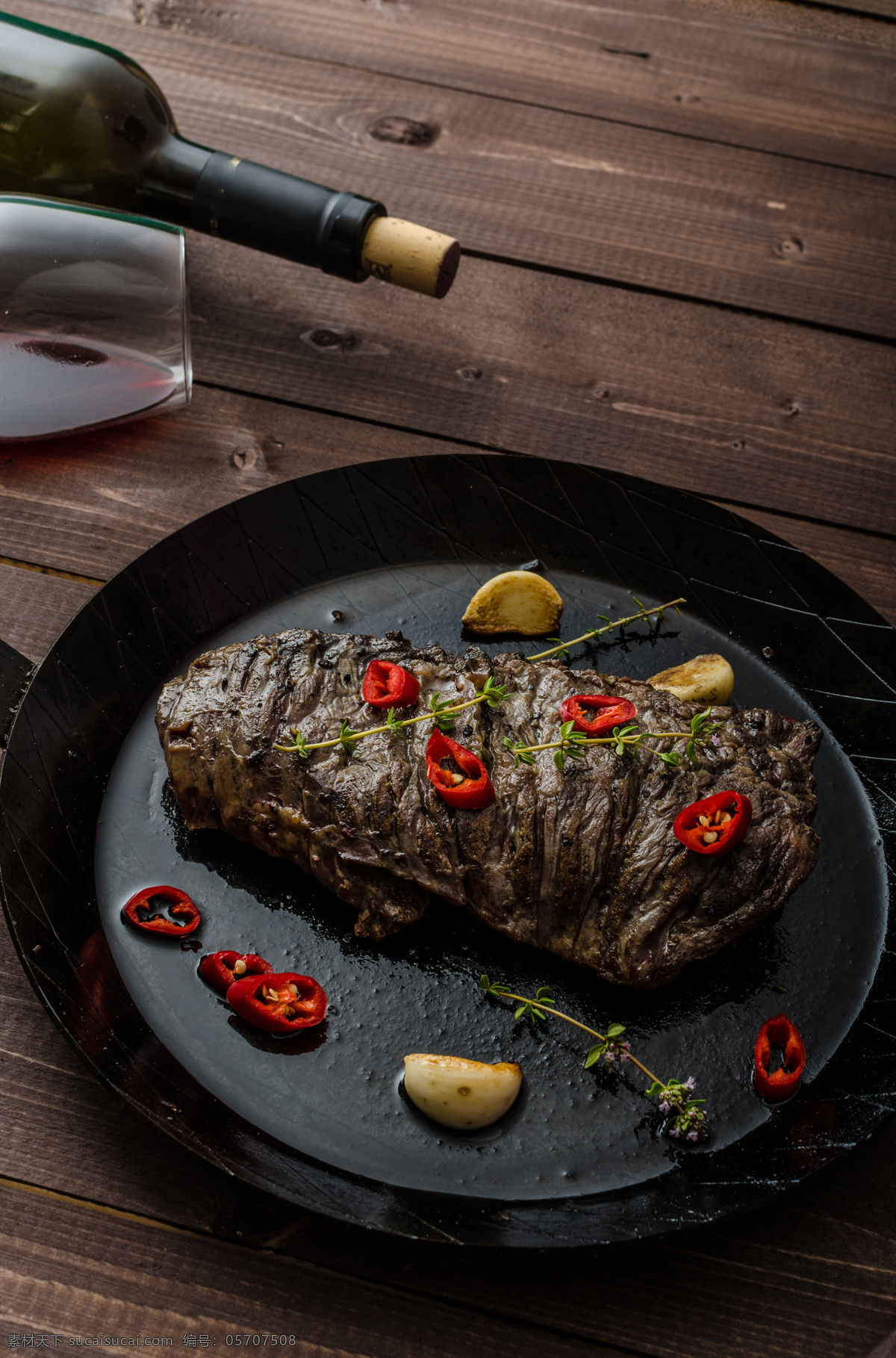 烤肉 葡萄酒 牛排 平底锅 红酒 烤牛肉 烧烤美食 美味 食物摄影 美食图片 餐饮美食