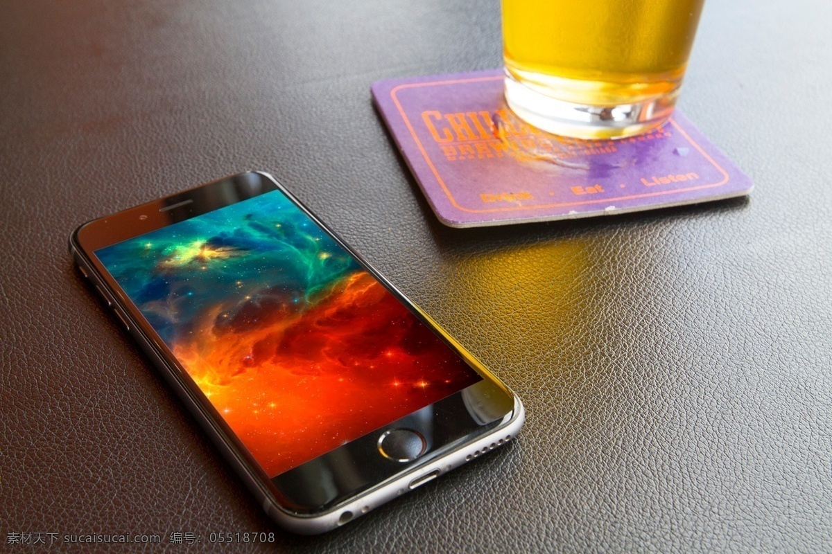 酒吧 内 摆放 苹果 iphone 手机 模型 样机 模板 ui设计 包装 包装设计 电子设备 角度 酒吧内 空间 平面设计 室内
