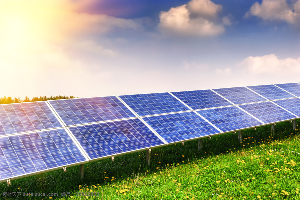 太阳能 蓝天白云 阳光 光线 绿色能源 电力 太阳能板 环保 工业生产 现代科技 可再生能源