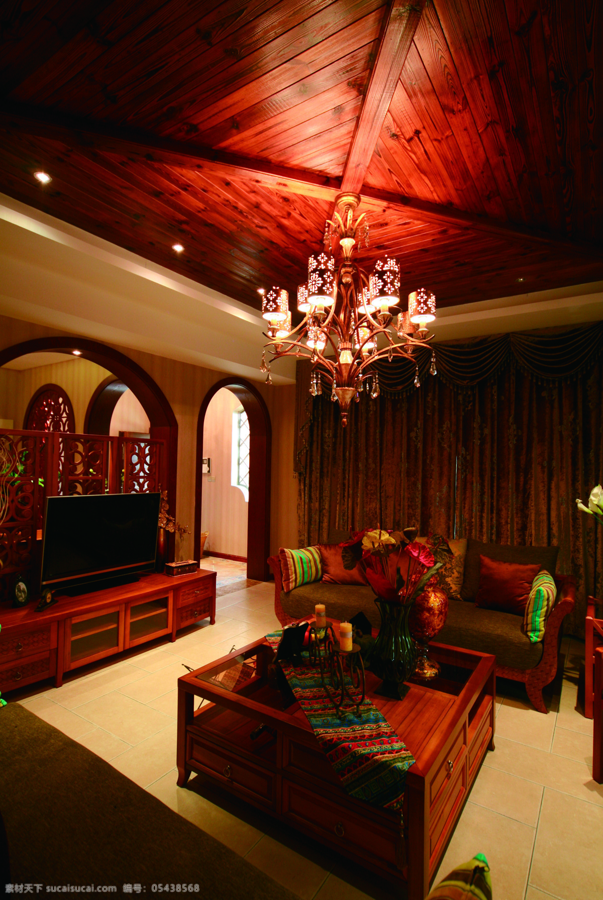 东南亚 风格 客厅 红木家具 室内装修 效果图 木制天花板 水晶灯 条纹抱枕 大理石地板