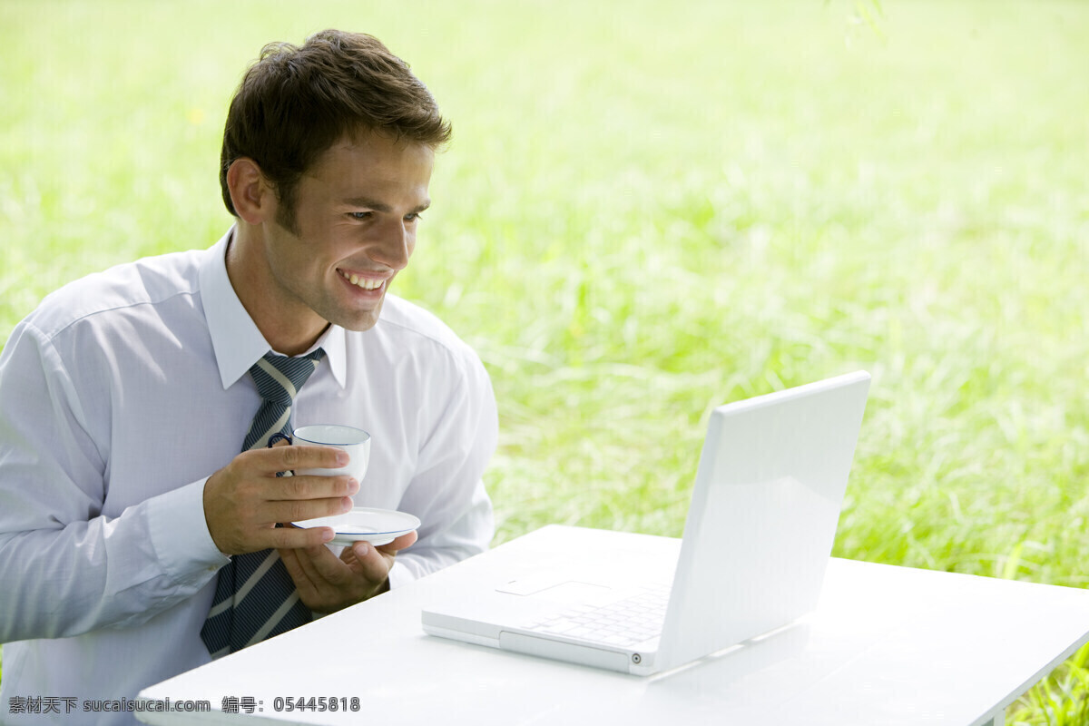 男士 喝 咖啡 上网 手 端 咖啡杯 微笑 电脑旁的男人 外国男人 白领 户外 喝咖啡 笔记本电脑 草坪 白色桌子 心情 品味生活 高清图片素材 生活人物 人物图片