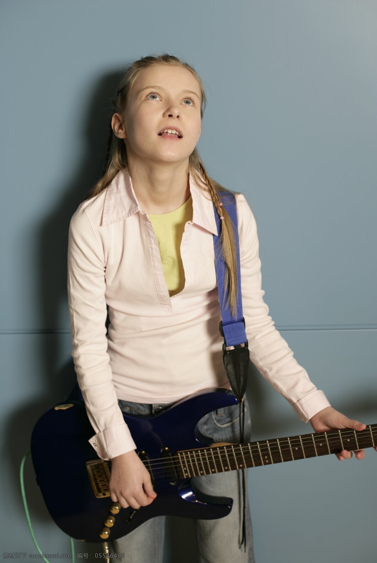 弹 吉他 女孩 外国女孩 乐器 弹吉他 动作 生活人物 人物图片