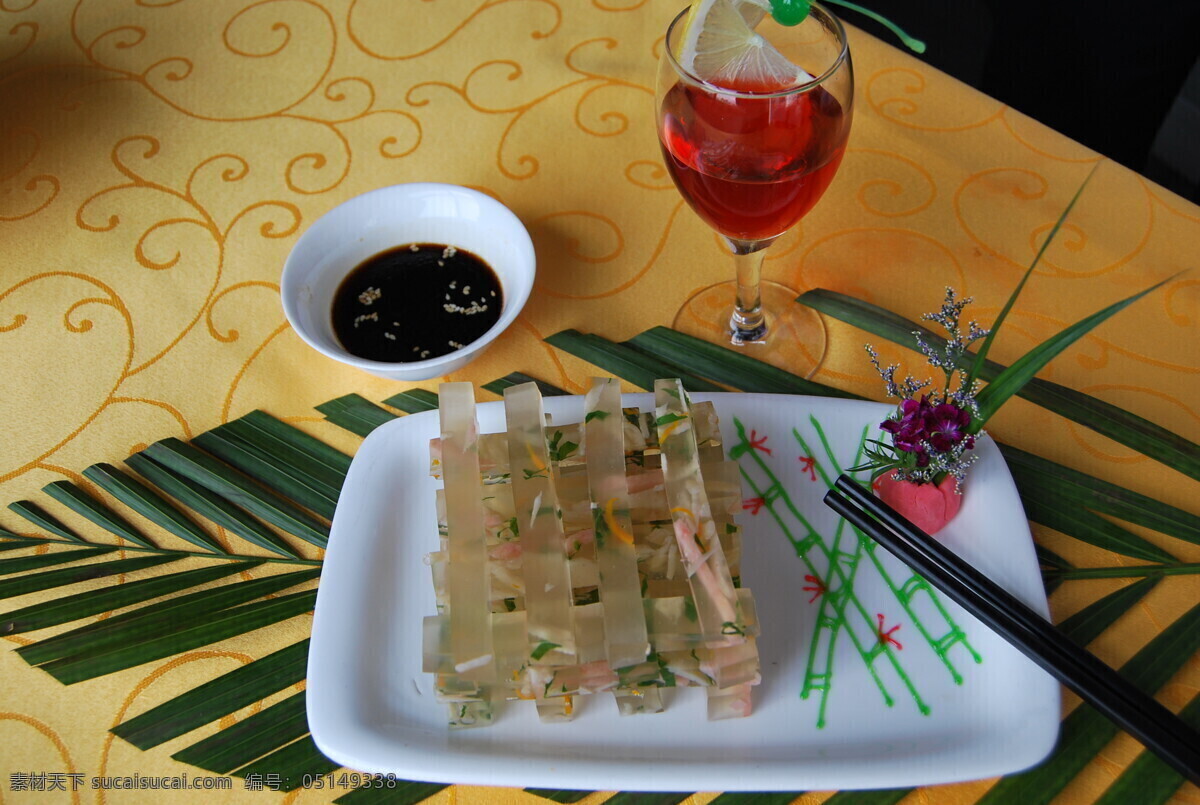 多彩 皮 冻 芭蕉叶 餐饮美食 传统美食 红酒 筷子 多彩皮冻 皮冻 小料 psd源文件