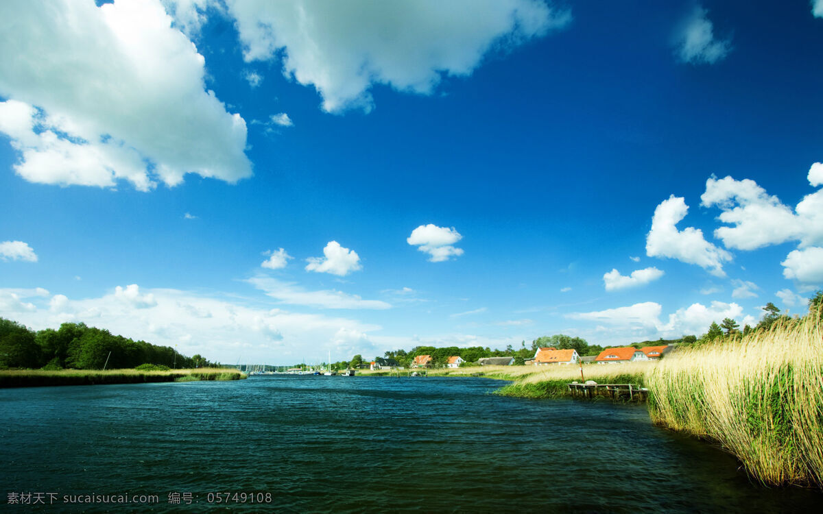 天水一色 蓝天 白云 绿水 湖水 岸边 草 港口 海港 港湾 自然风景 自然景观