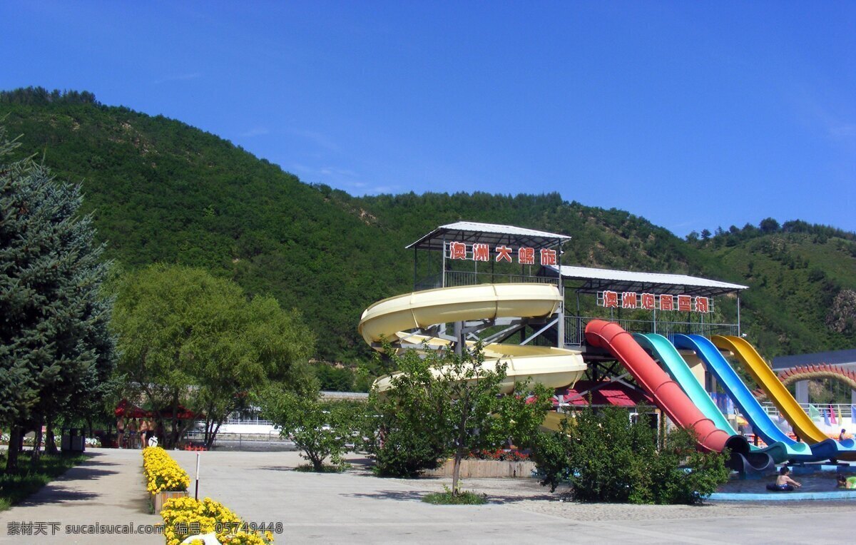 国内旅游 蓝天 旅游摄影 山庄 鲜花 游人 远山 自然景观 自然摄影 亿龙旅游玩具 太空 盆 太空盆 游乐玩具 海林 亿龙风情园 psd源文件