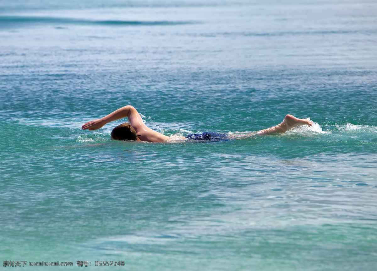 大海 中 游泳 人物 海洋 湖水 体育 运动 健身 体育运动 生活百科