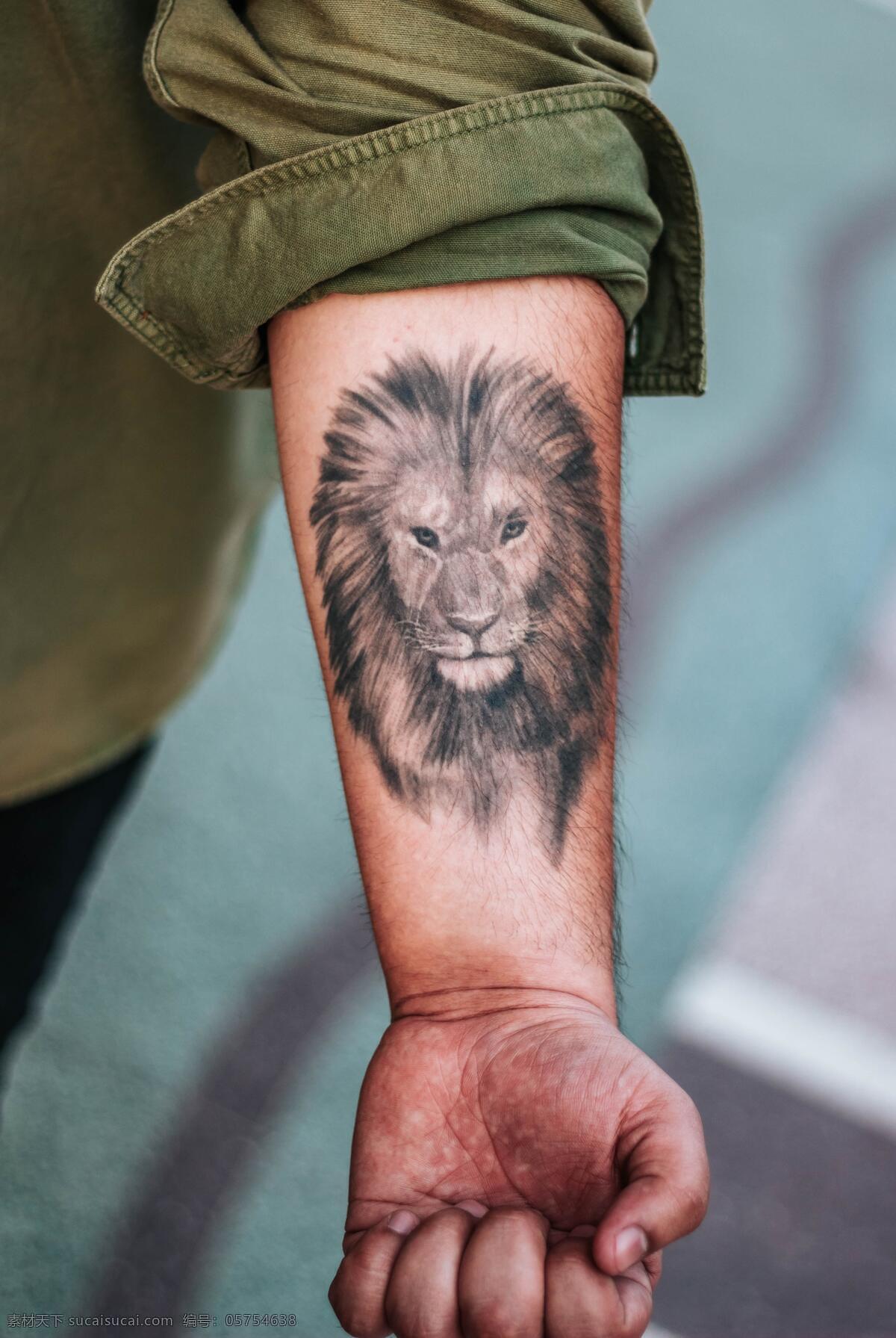 狮子纹身 纹身 狮子 雄狮 图案 胳膊 花臂 展示 小臂 手臂 手 特写 男人 男 文化艺术 美术绘画