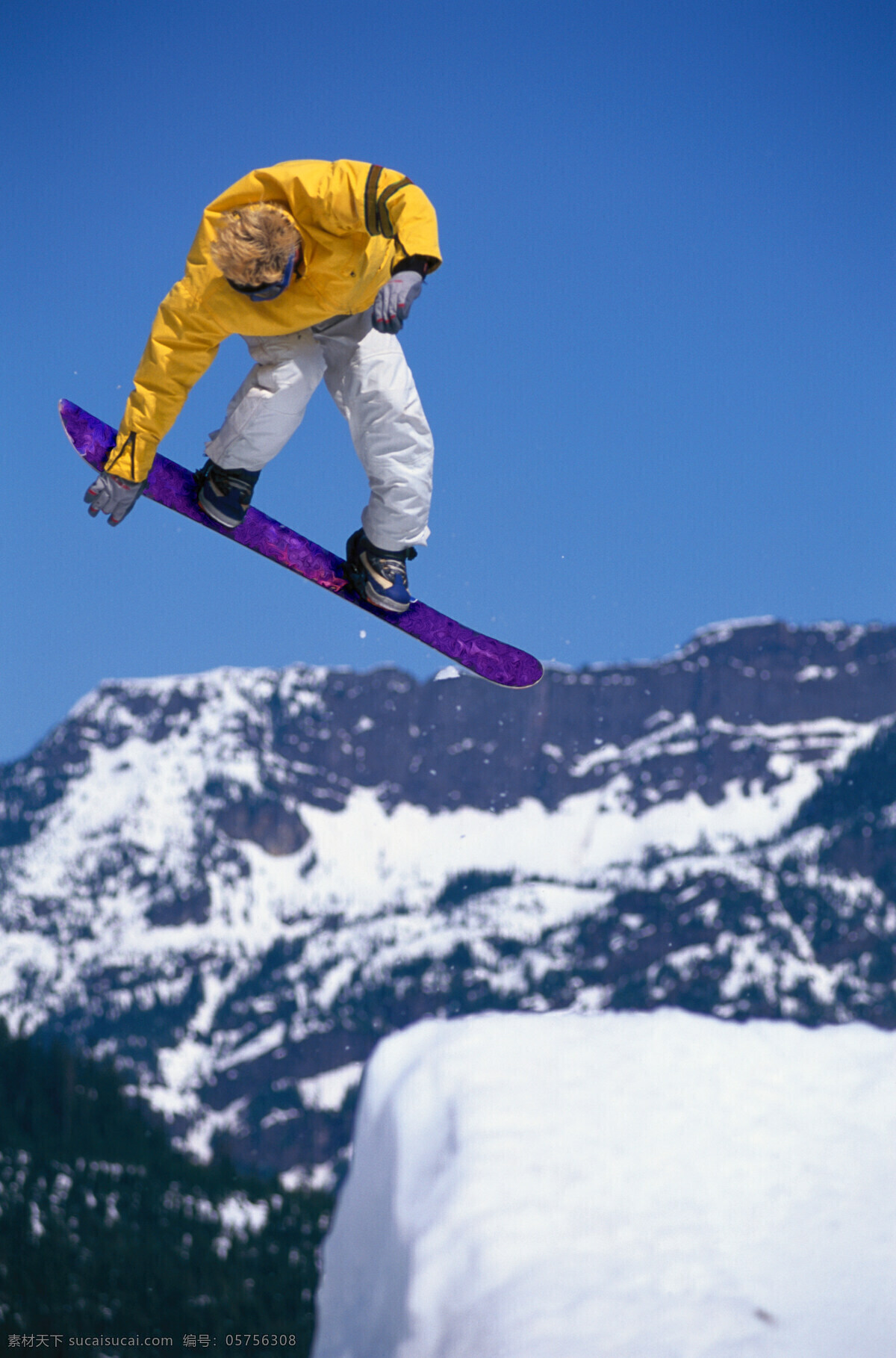 腾飞起来的人 美丽 自然 雪地 冬季 运动 人物 滑雪 腾空 腾飞 飞越 转身 体育运动 生活百科 蓝色