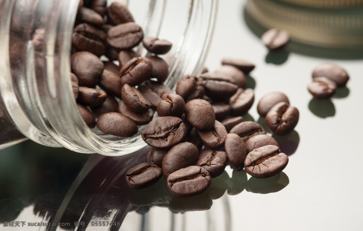 倒 出来 咖啡 咖啡豆 香浓咖啡 休闲饮品 食材原料 健康食品 酒水饮料 咖啡图片 餐饮美食