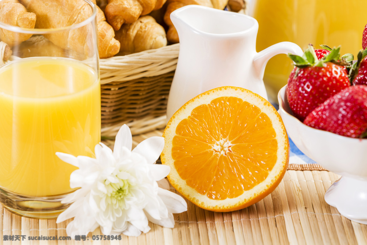 丰盛 早餐 花朵 食物 橙汁 橙子 草莓 牛角面包 餐饮美食 美食图片