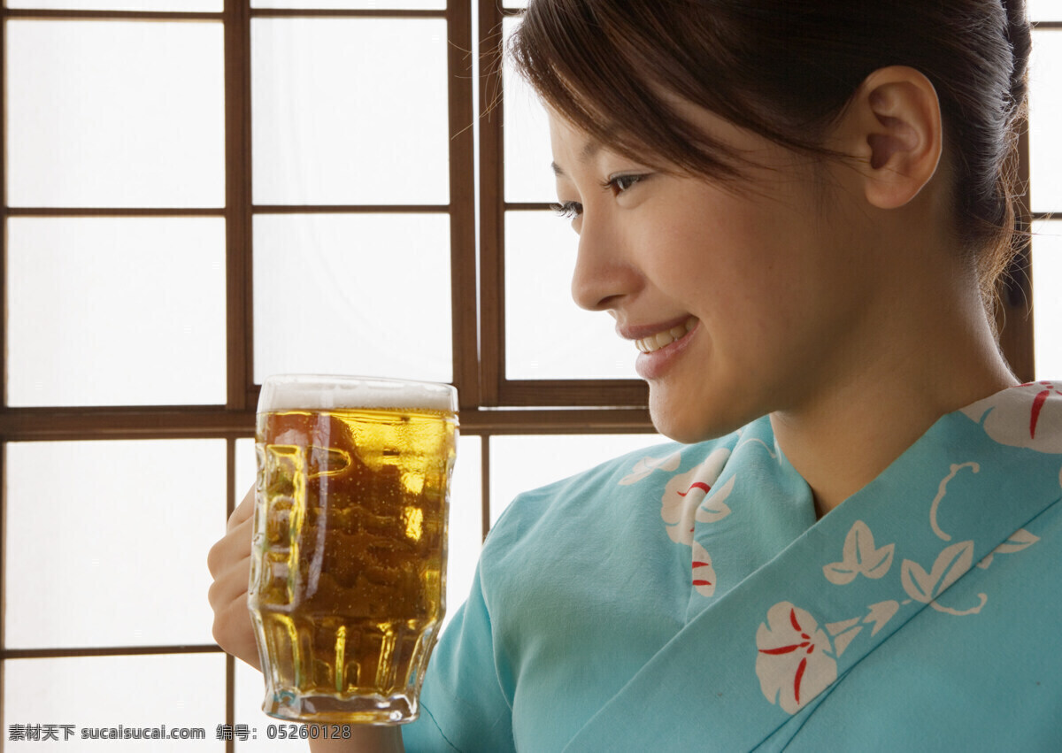 美女 喝 啤酒 餐饮美食 古典 和服 笑容 饮料酒水 美女喝啤酒 矢量图 日常生活