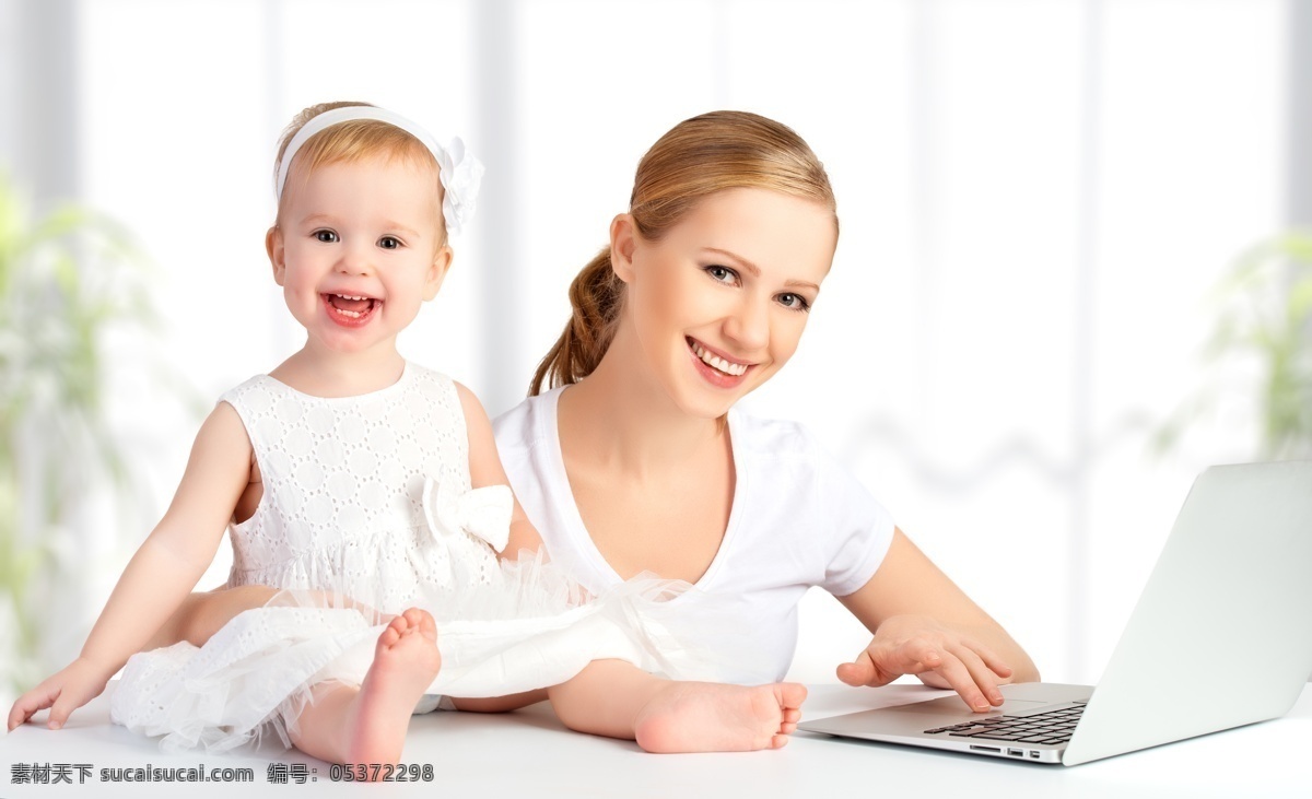 坐在 电脑 前 微笑 母女 女人 女性 人物 生活人物 人物图片
