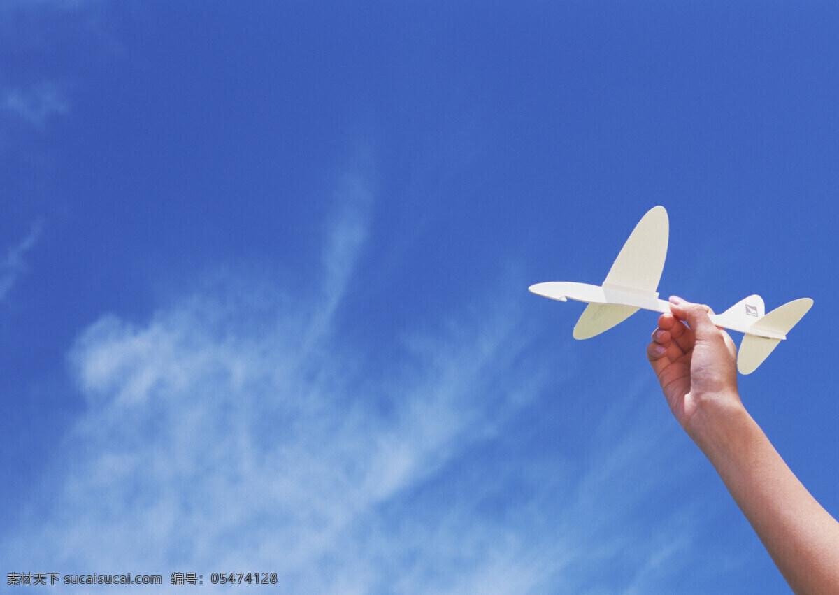 手 飞机模型 假日 休闲 干净 明媚 户外 旅行 人物 女性 意境 唯美 天空 蓝色 玩具 飞翔 自由 美女图片 人物图片