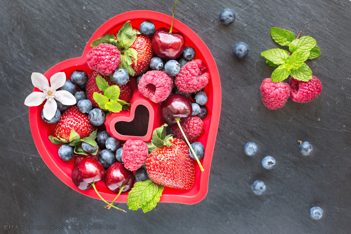 红色 心形 盒子 里 浆果 水果蔬菜 新鲜浆果 心形盒子 草莓 蓝莓 树莓 樱桃 薄荷 餐饮美食 灰色