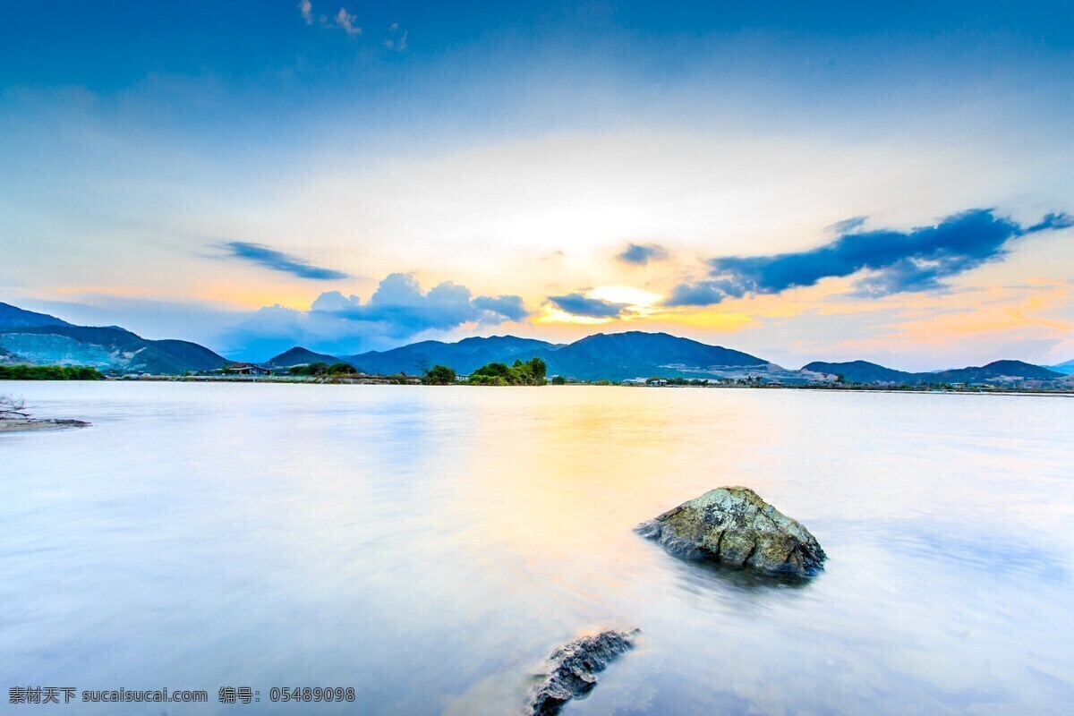 海滩日出 海滩 阳光 云朵 水面 自然景观 山水风景