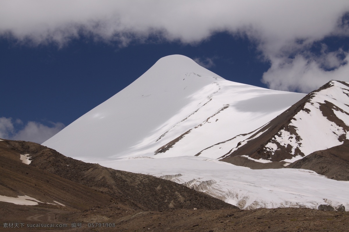 雪山风景 玉珠峰 山峰 山脉 自然景观 青海旅游 大山图片 雪山美景 可可赛极门峰 旅游名胜 自然地貌 家居装饰素材 山水风景画