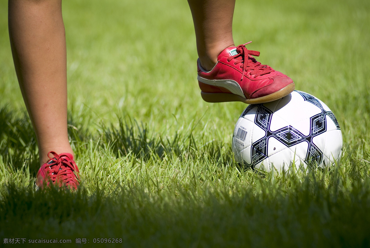 美女足球 户外 草地 红运动鞋 黑白足球 文化艺术 体育运动 青春活力 摄影图库 摄影素材 300