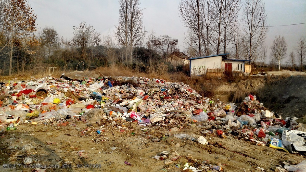 乡村垃圾场 垃圾场 生活垃圾 乡村 垃圾坑 树木 建筑景观 生活百科 生活素材