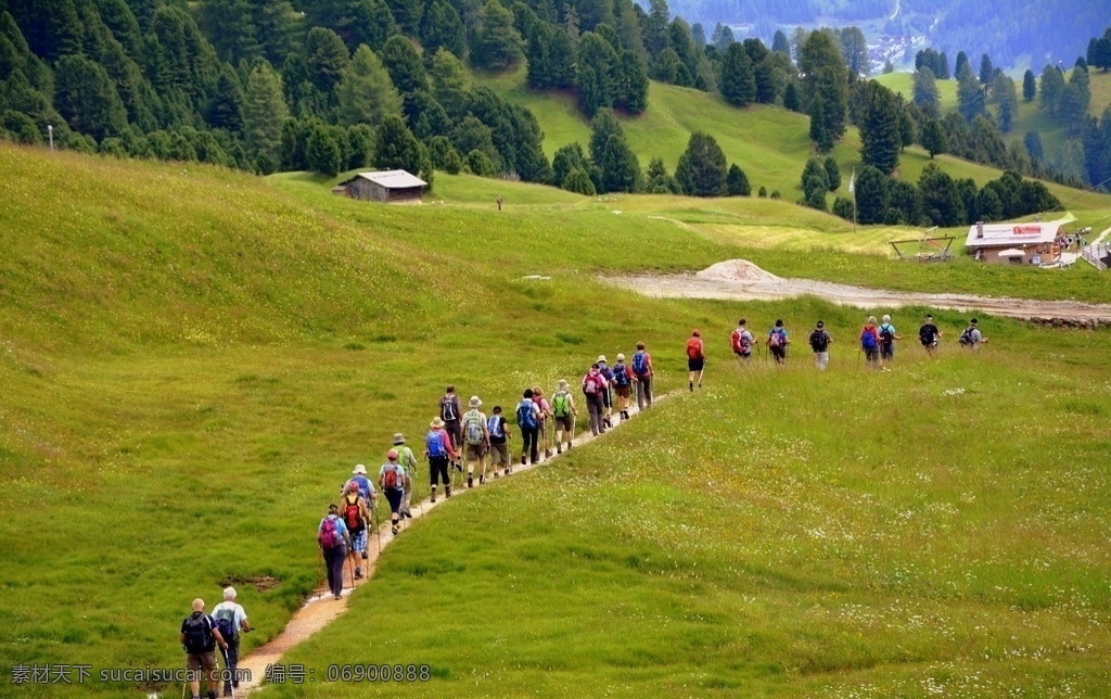 徒步旅行 山 徒步 旅行 背包 道路 自然 绿色 环境 人 队列 房子 草地 旅游摄影 国内旅游