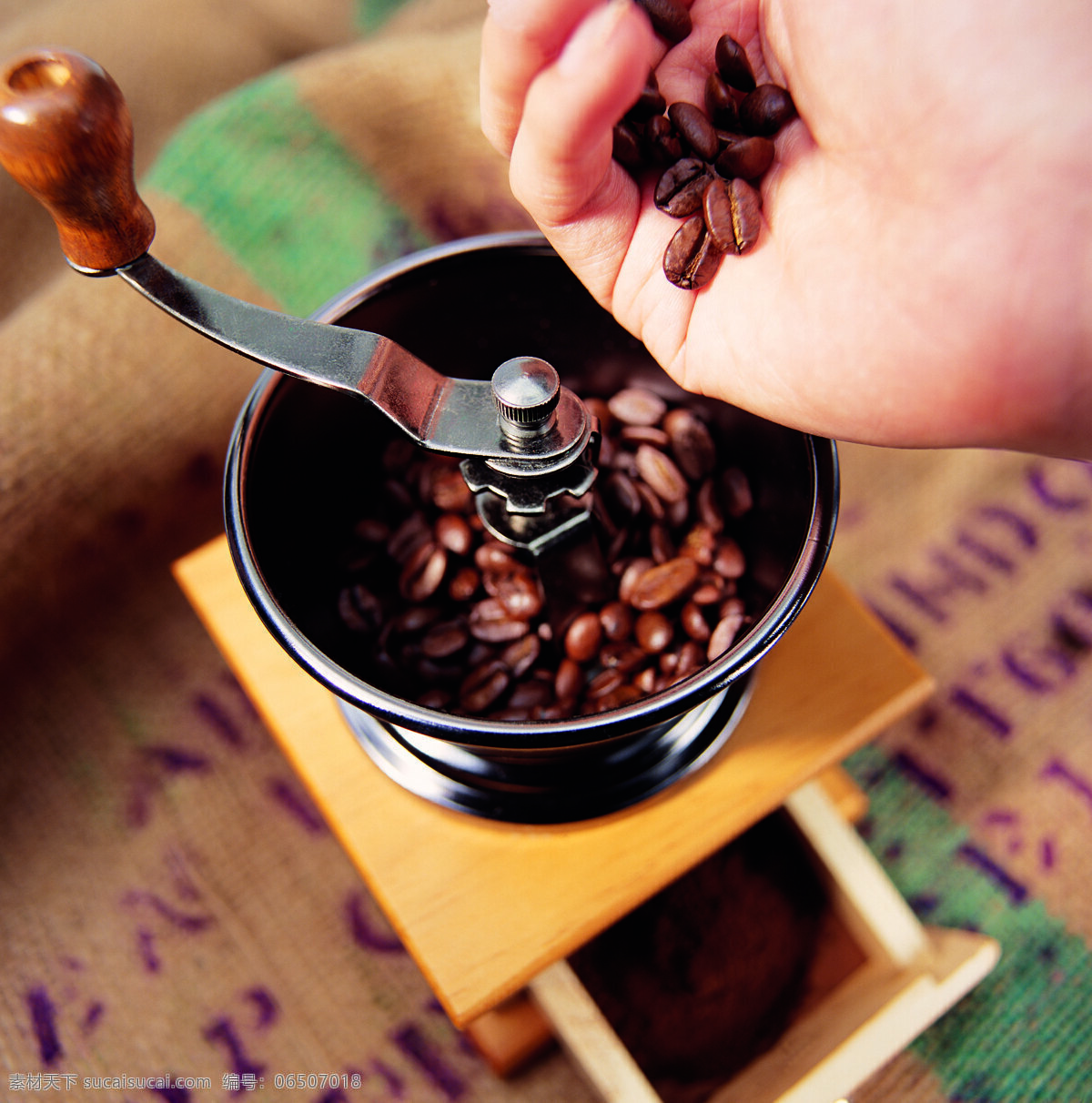 正在 研磨 咖啡 时 研磨机 咖啡豆 颗粒 手捧着 加工 特写 摄影图 高清图片 咖啡图片 餐饮美食